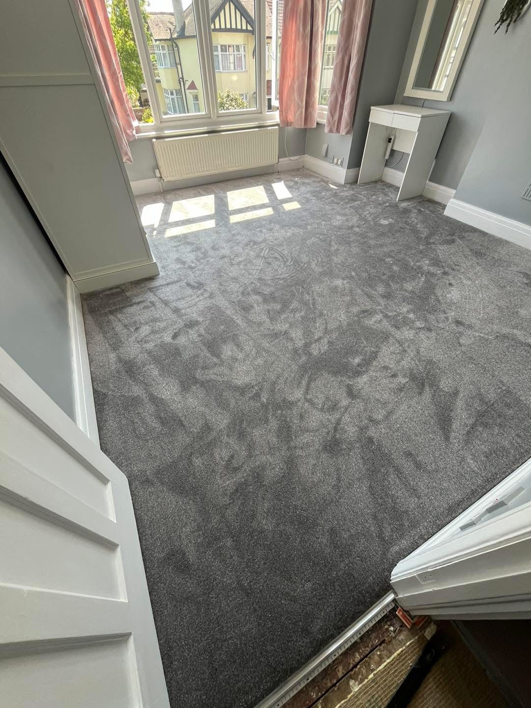 1.05 x 4m Endless Charm - Ash Grey